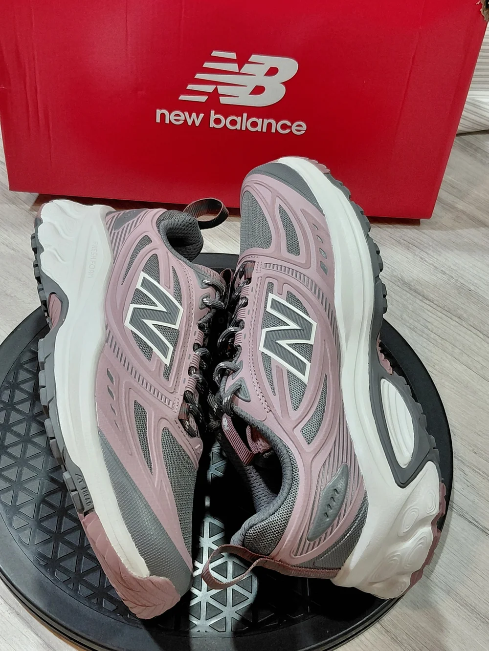 (New) New Balance Women’s Fresh Foam 410v9 Trail Running Shoes Voilet Rose W9